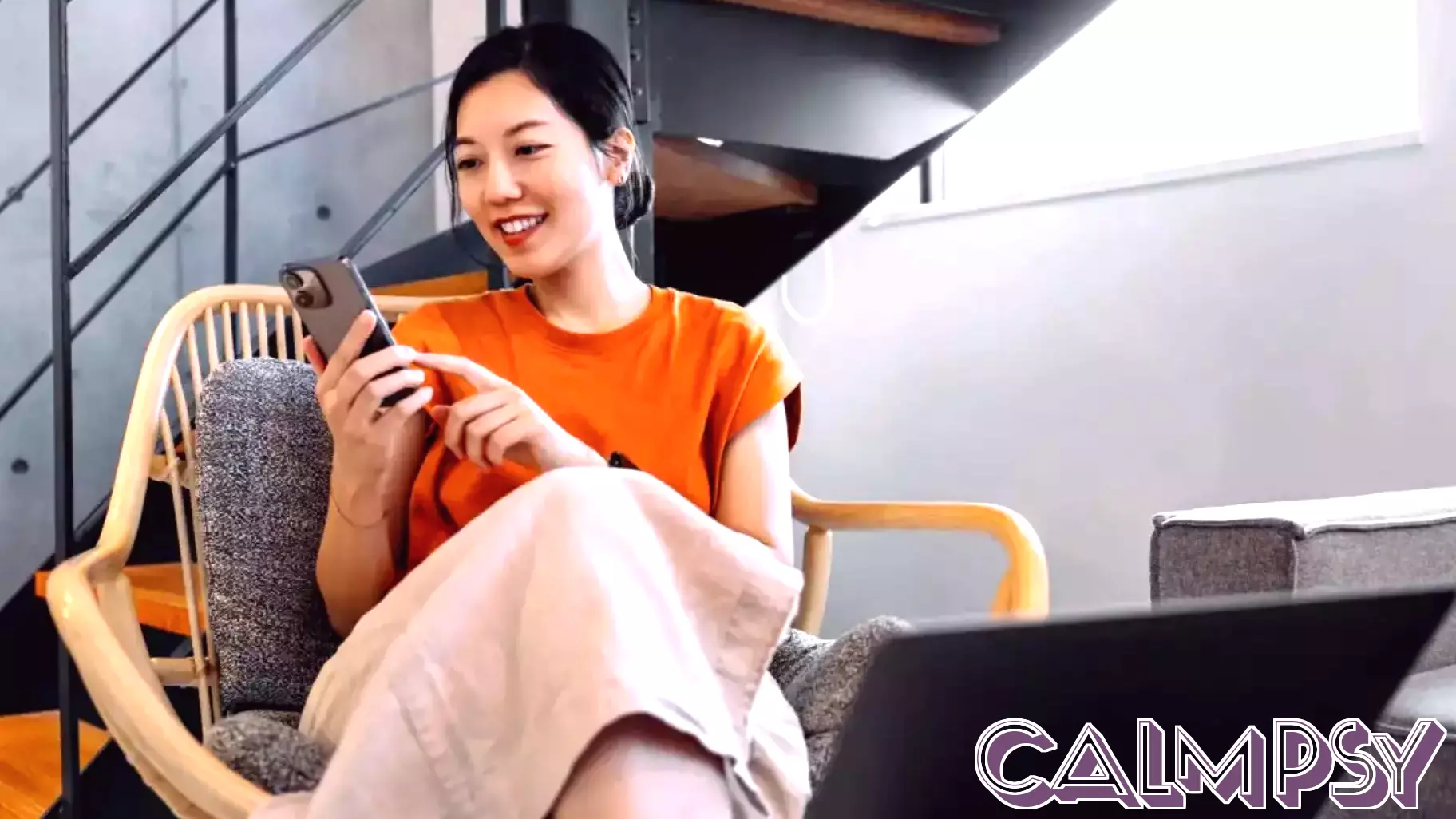 Psychology says people who prefer texting to calling display these 9 rare personality strengths